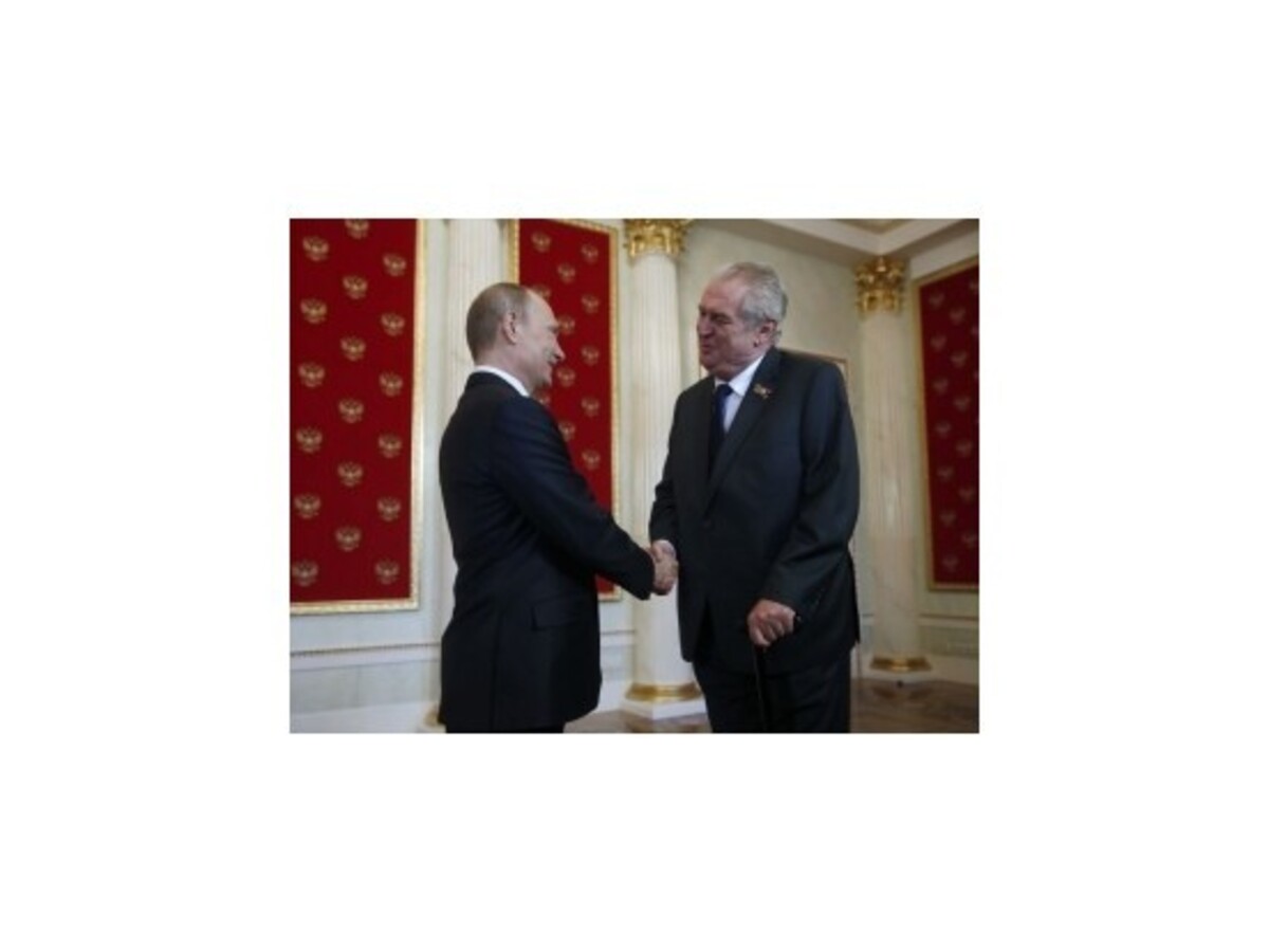 Politici sa hádajú pre Zemanovu cestu do Ruska, vraj sa hrbil pred diktátorom